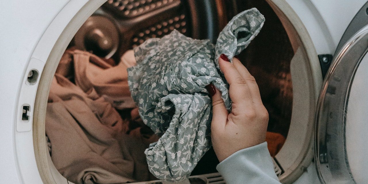 pexels-sarah-chai-7282378 bedrijfskleding wassen