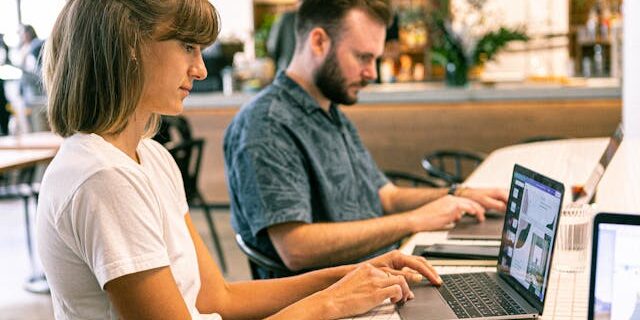 Mensen aan het werk online marketing