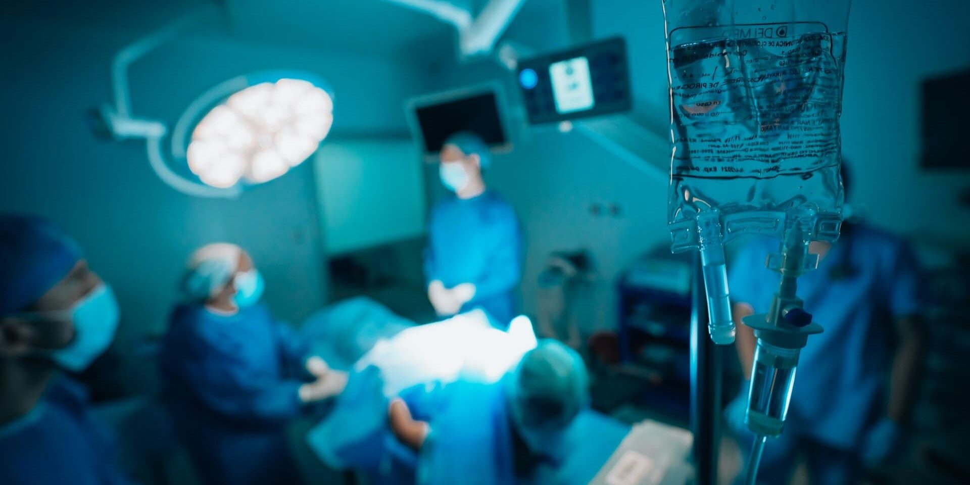 Medisch onderzoek in operatiekamer met chirurgen en infuus in focus