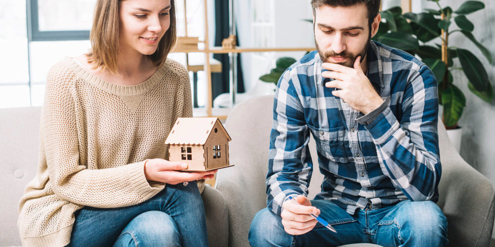 huis 2 mensen twijfelen om een huis te kopen