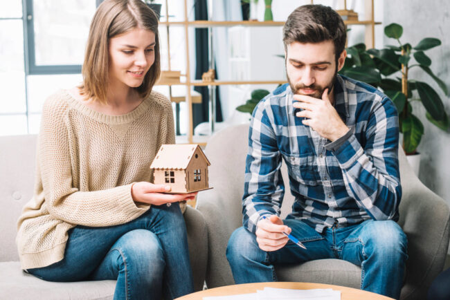 huis 2 mensen twijfelen om een huis te kopen