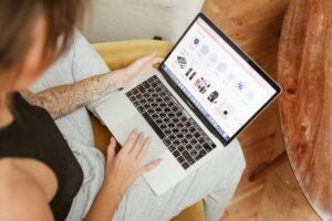 Vrouw haalt meer rendement haalt uit haaronline aanwezigheid