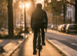 Fietser rijdt in de ochtend op een fietspad naar het werk